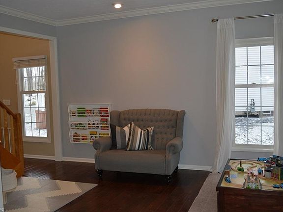 4th image of 752 Jamestown Ct