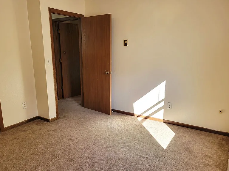 211 W Johnson St — Photo 16