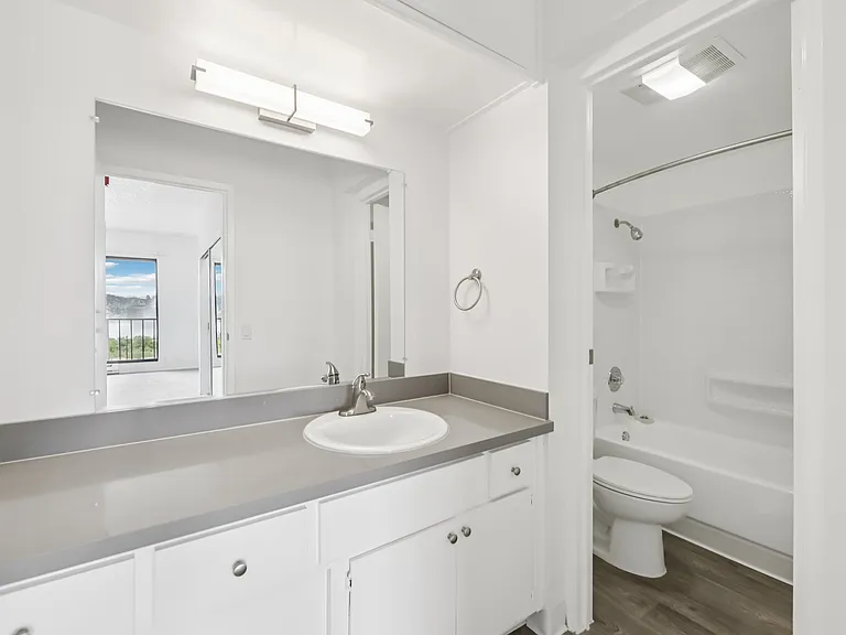 Lakewood Apartments At Lake Merced — Photo 30
