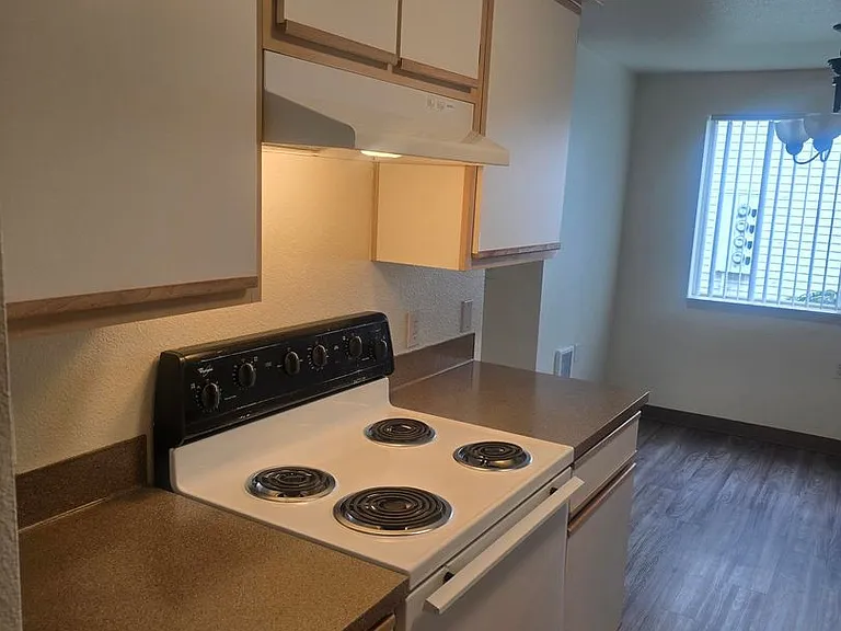 Winfou06-Columbia Village Apartments — Photo 10