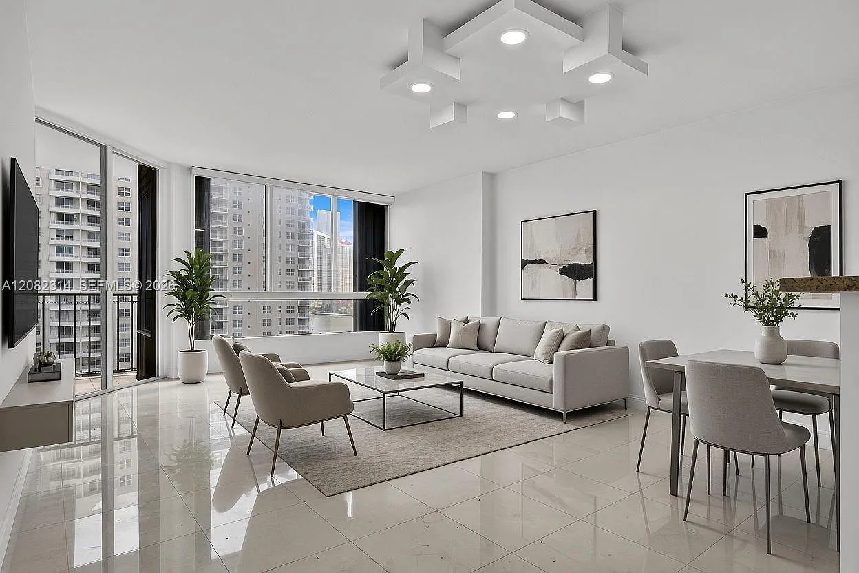 520 Brickell Key Dr — Photo 4
