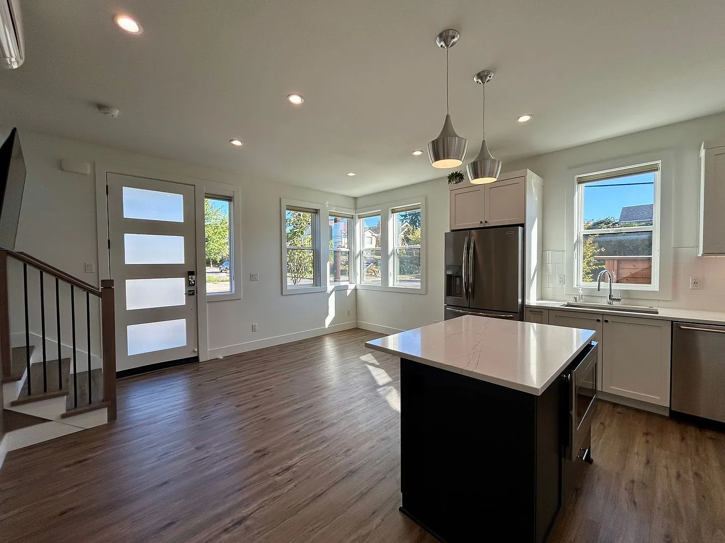 Beautiful 2 Bed 2.5 Bath Townhouse In Quiet Beacon Hill Neighborhood — Photo 3