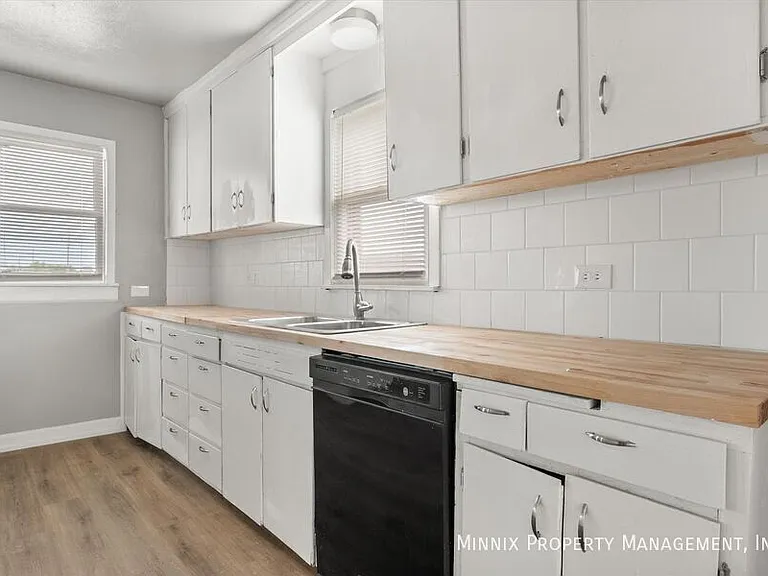1302 Avenue E #1 — Photo 21