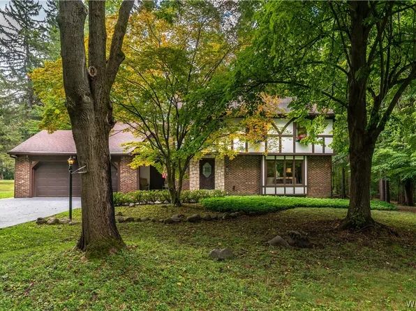 7 Greenwood Dr, Orchard Park, NY 14127