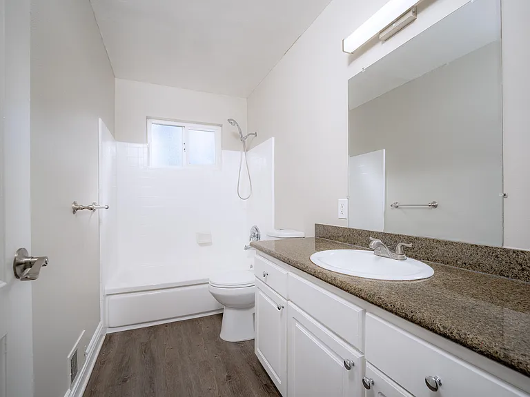 Palms B17 bath (1) Palms B17 bath (1)