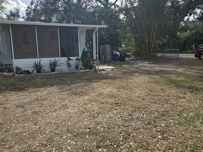 300 Pinewood Ave — Photo 28