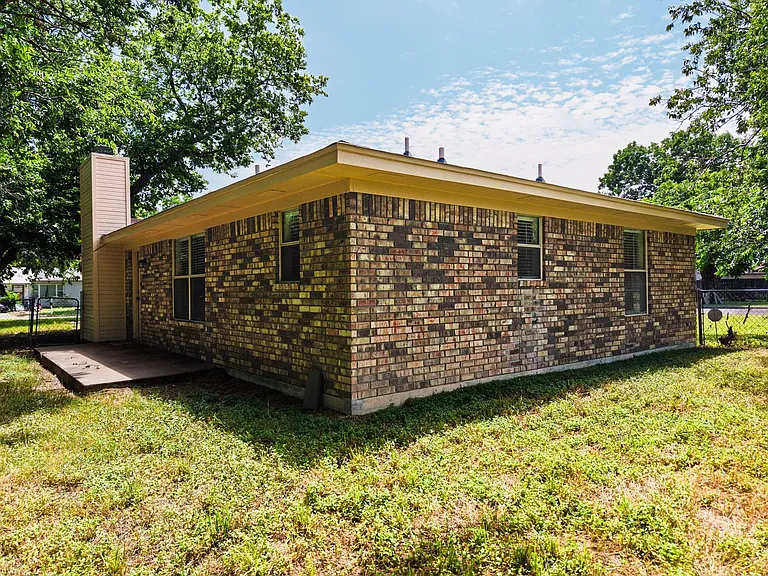 108 E Reagan Ave — Photo 15