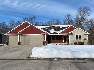 909 Stonebridge Dr, Sheboygan, WI 53083