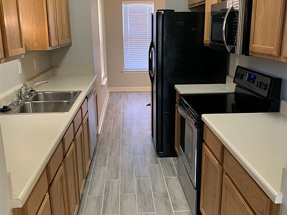 3rd image of 651 Peyton Cir