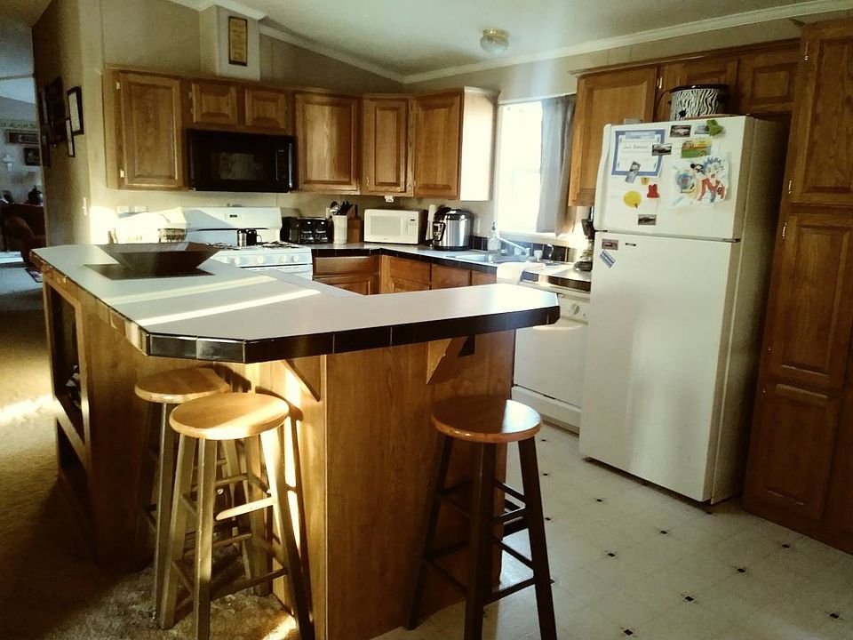 Kitchen, island, skylight