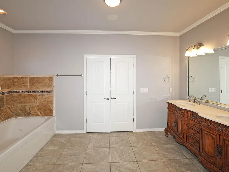 7501 Continental Pkwy — Photo 28