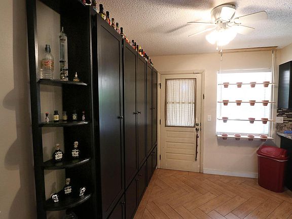 5th image of 1068 Roberts St
