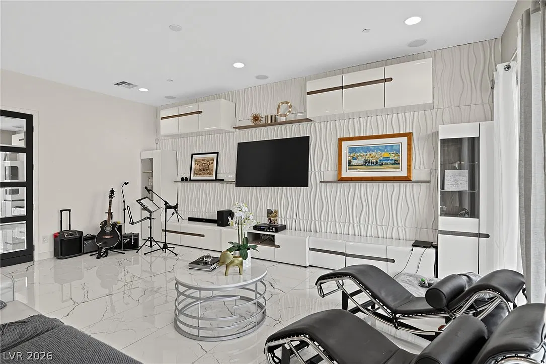 4 bed, 5.0 bath, 3266 sqft, $7,040 — Photo 3