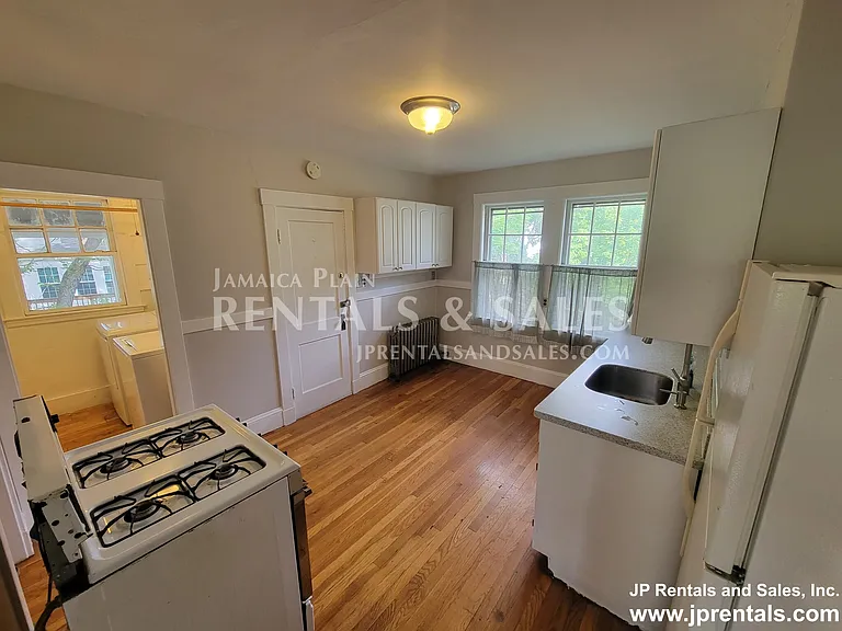 108 Bourne St — Photo 2