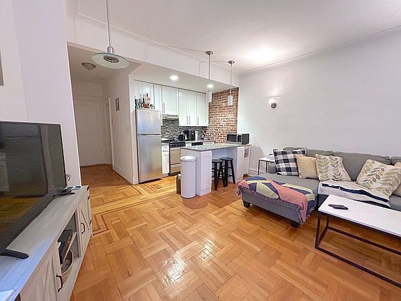 3rd image of 267 W 70th St APT 5C