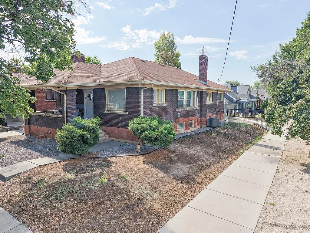 3 bed, 1300 sqft, $2,050 — Photo 1