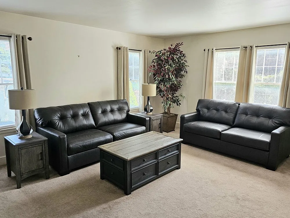 5 bed, 2400 sqft, $860 — Photo 3