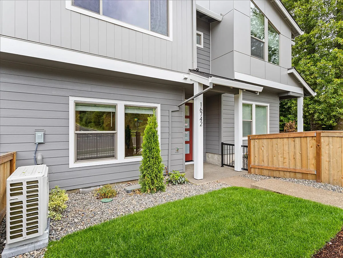 3 bed, 2.5 bath, 1626 sqft, $2,950 — Photo 2