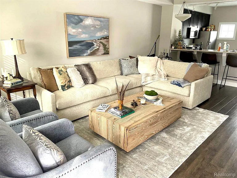 352 W Grand River Ave — Photo 3
