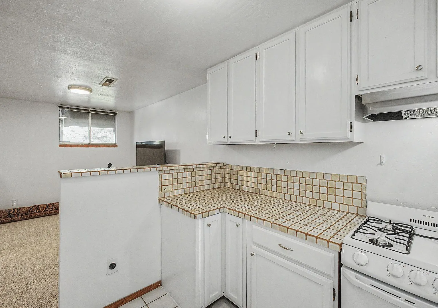 Sunny Carmel Valley Guest House (Lower Level of Main House) - 12 to 18 Month Lease - Available Now — Photo 2
