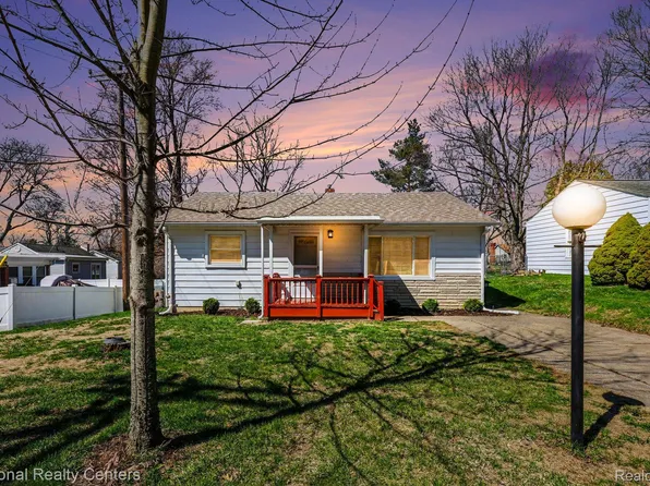 586 Bagley St, Lake Orion, MI 48362