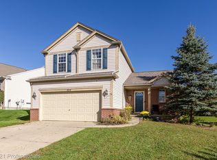858 Canyon Creek Dr, Holly, MI 48442