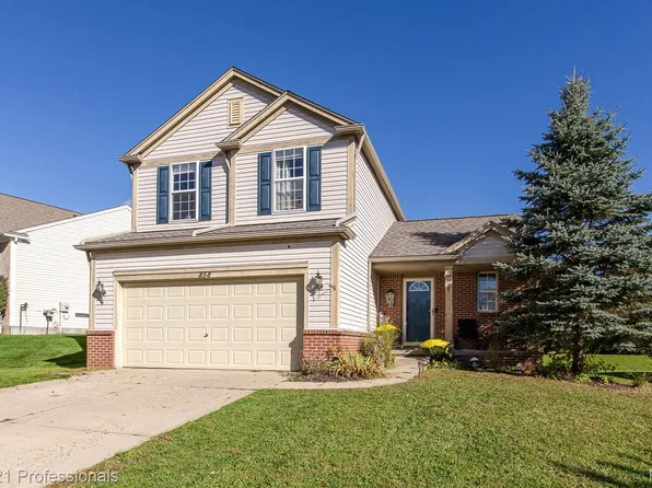858 Canyon Creek Dr, Holly, MI 48442