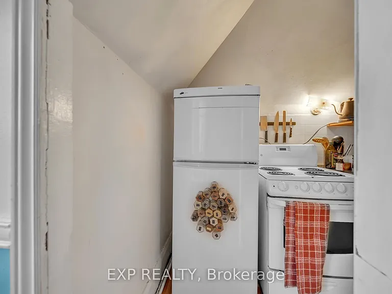 896 Avenue Rd — Photo 12