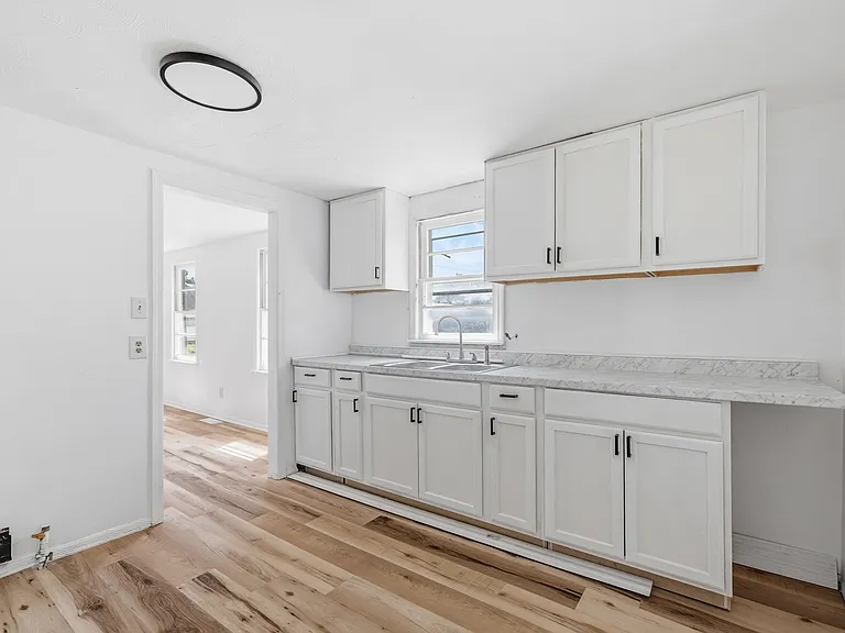 420 W 25th St — Photo 7