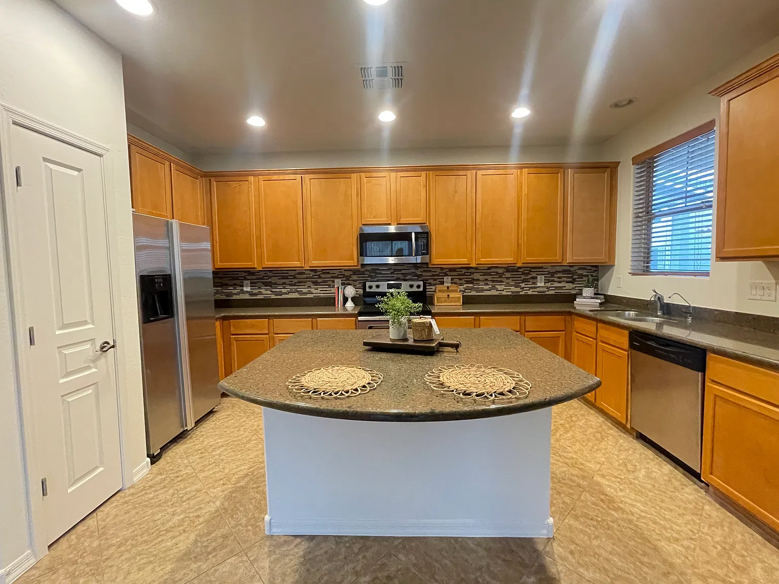 3 bed, 2.5 bath, 1684 sqft, $2,150 — Photo 2
