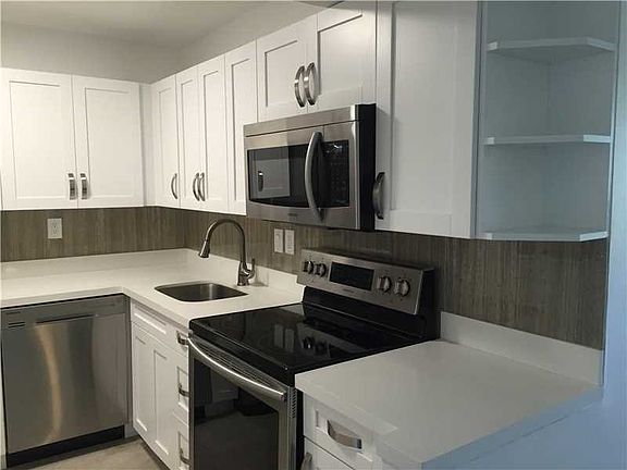 5th image of 20500 W Country Club Dr APT 207