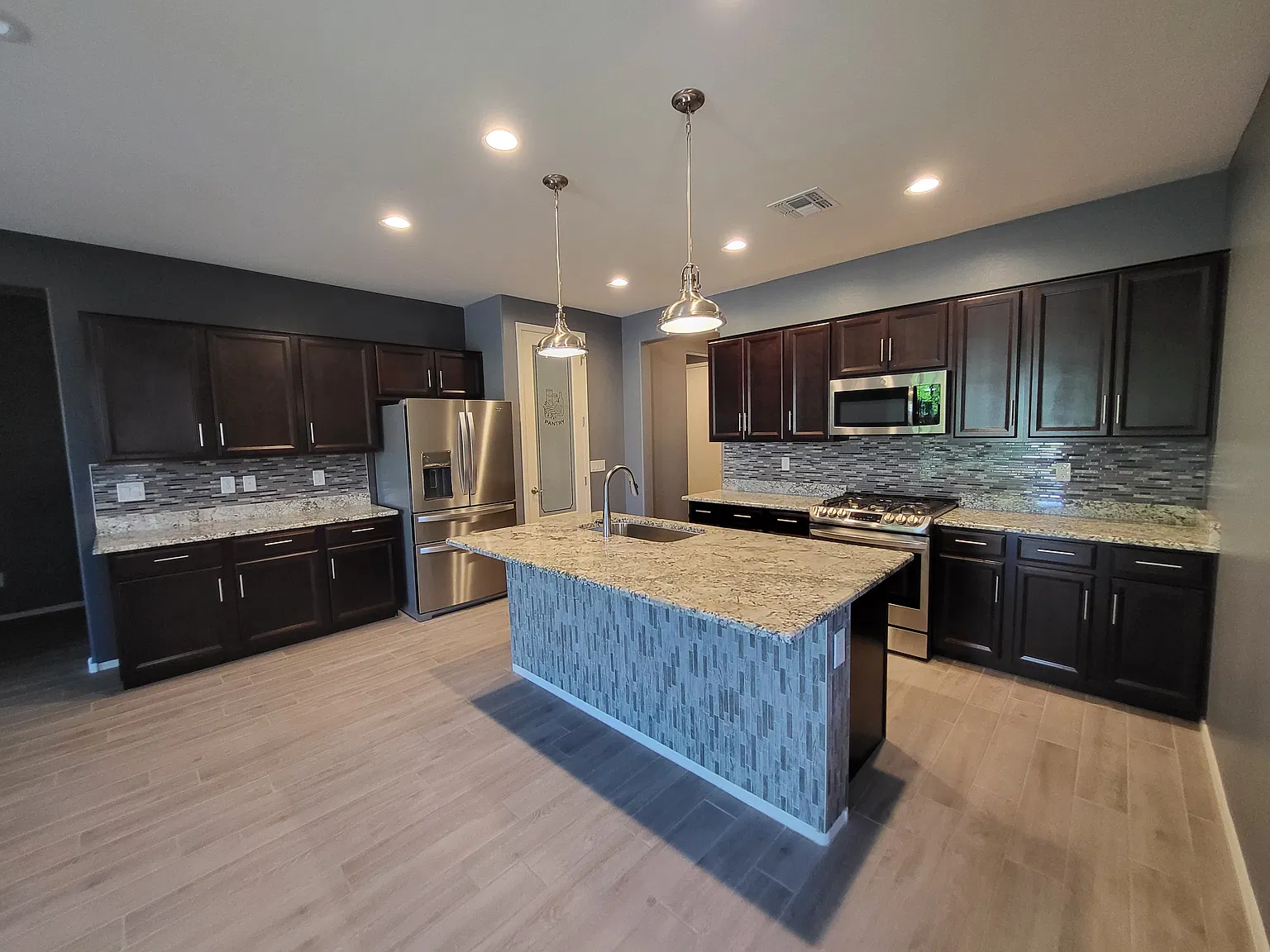3 bed, 1588 sqft, $2,295 — Photo 4