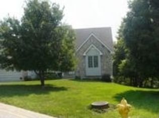 405 NW Essex Dr, Lees Summit, MO 64081