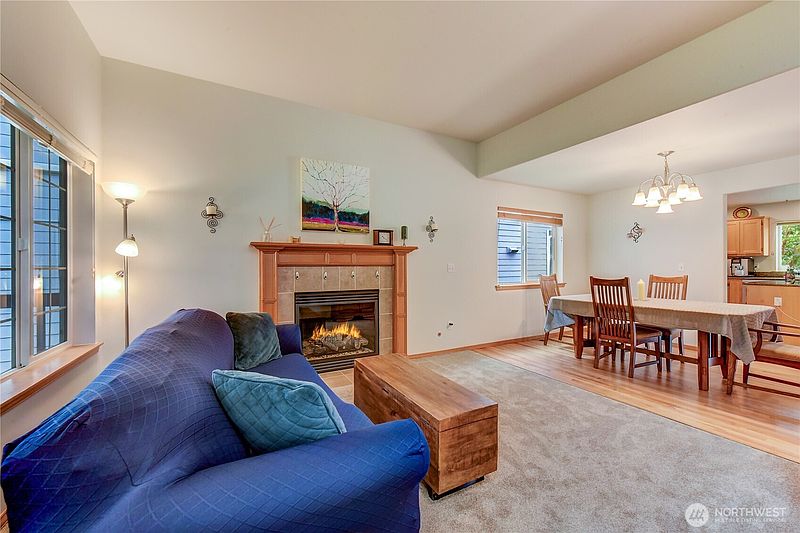 5th image of 806 Darwins Way