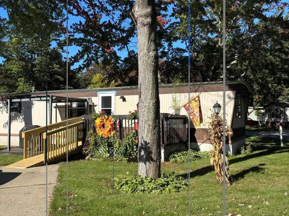 6843 Maple Ln, Fennville, MI 49408
