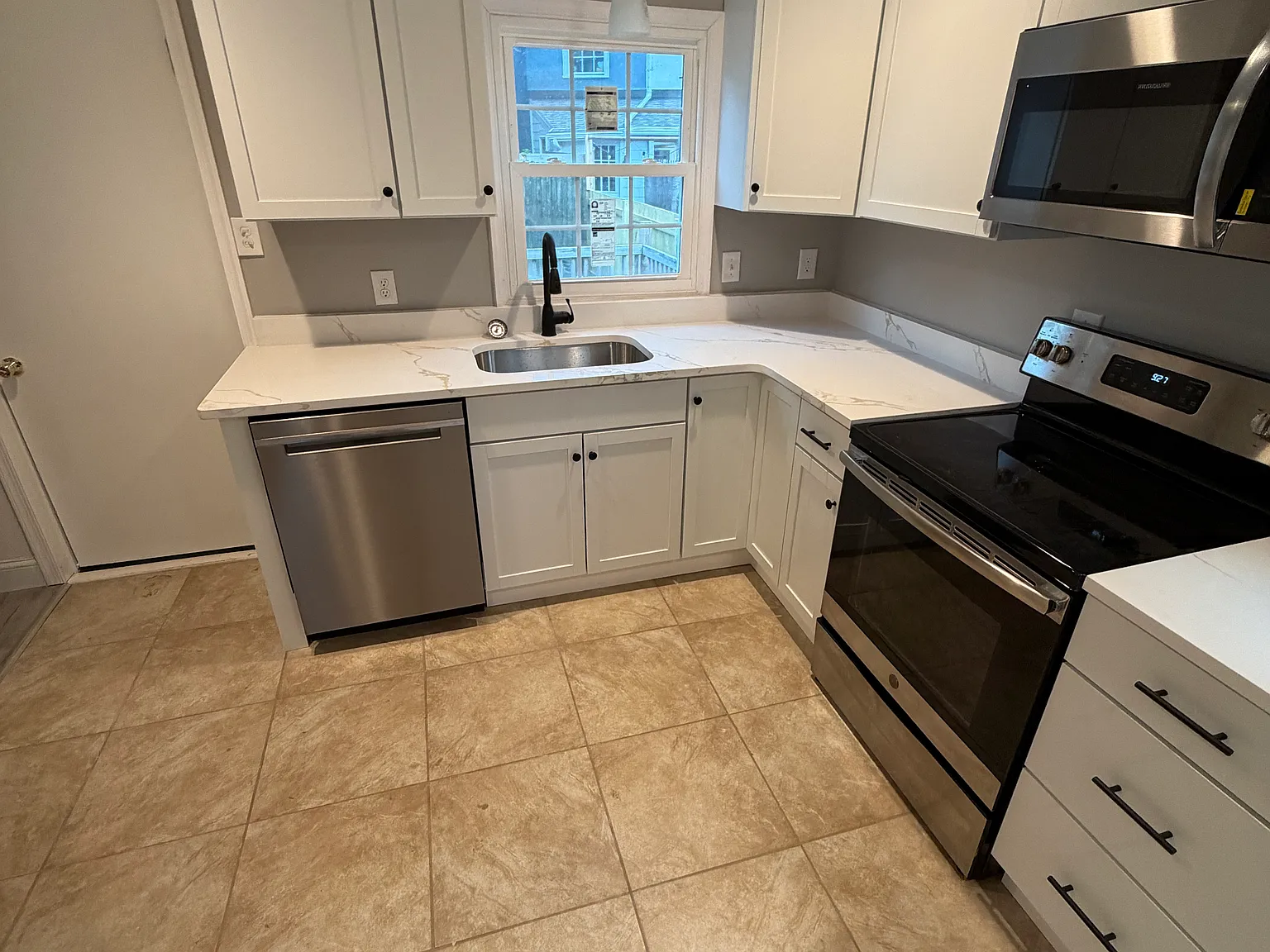 3 bed, 2.5 bath, 1650 sqft, $2,500 — Photo 2