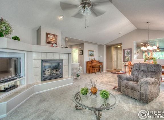 Cozy fireplace and architecture niche!