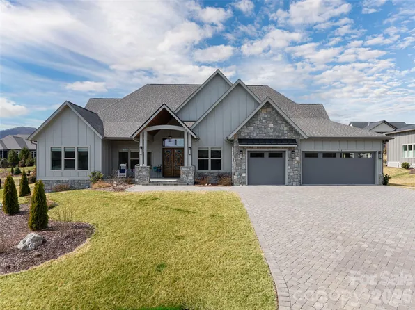 744 Daniel Circle Dr, Mills River, NC 28759