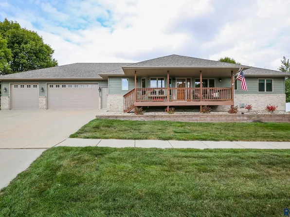210 W 7th St, Dell Rapids, SD 57022