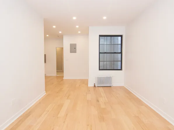 41-15 31st Avenue image 2 of 6