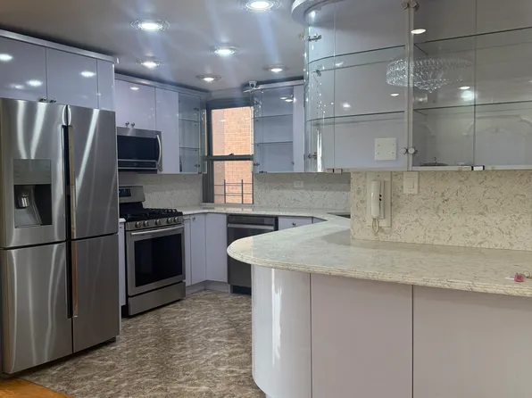 61-20 Grand Central Pkw image 8 of 14