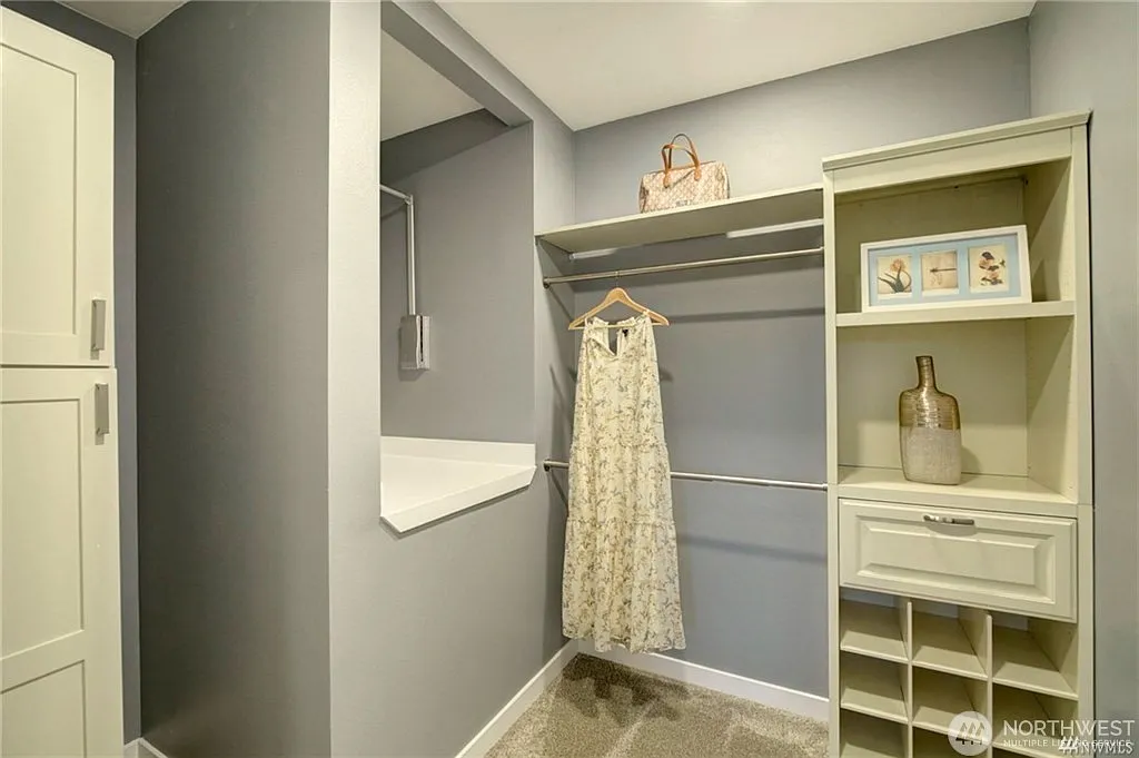 4 bed, 2.5 bath, 2490 sqft, $4,000 — Photo 3