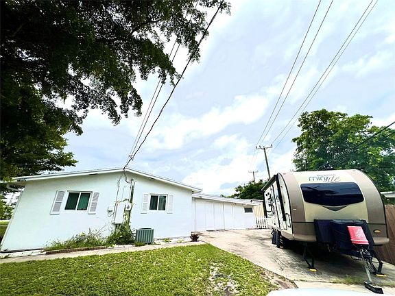 3rd image of 1540 SW 37th Avenue