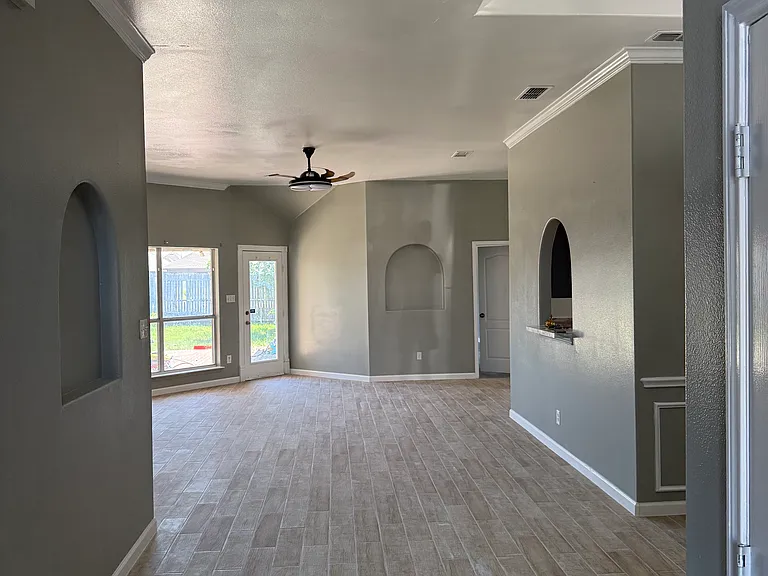 2704 Trent Trl — Photo 12