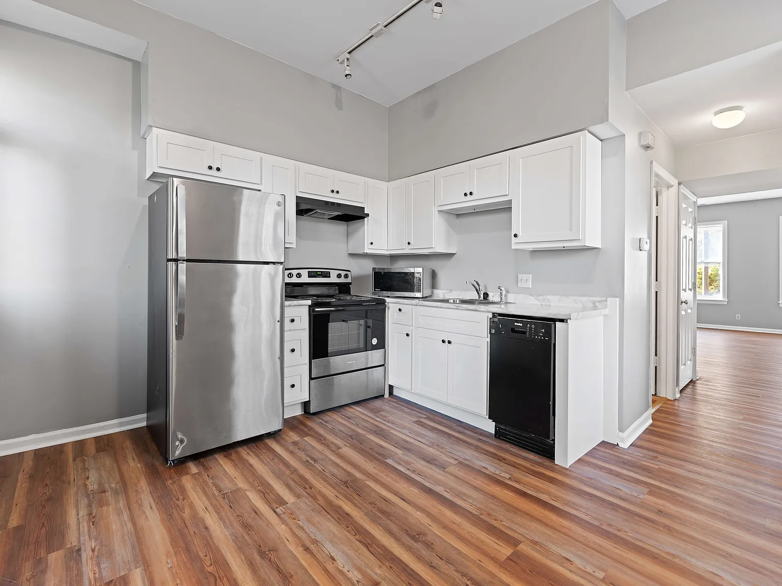 2 bed, 1.5 bath, 1100 sqft, $1,450 — Photo 4