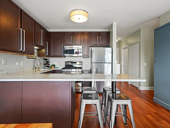 5th image of 645 N Kingsbury St APT 2406