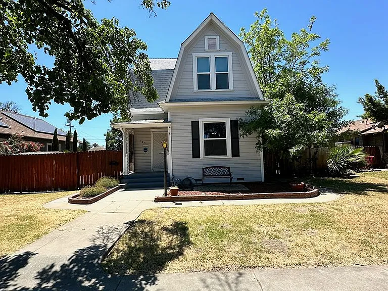 323 W Myrtle St — Photo 1