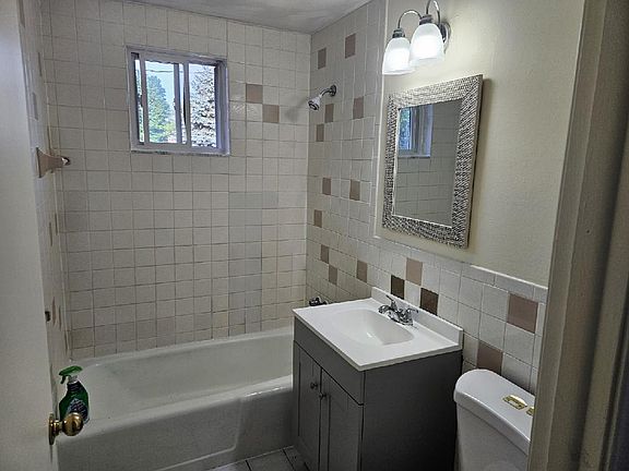 3rd image of 34 Atlantic St