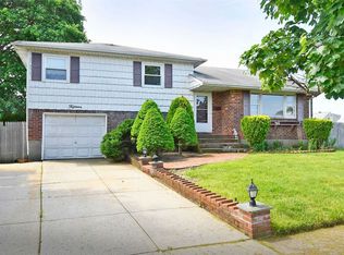 15 Jerome Ave, Hicksville, NY 11801