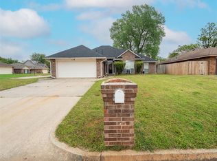 424 Blue Spruce Dr, Midwest City, OK 73130